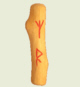 glatter Holzstab mit eingeritzten und rotgefärbten Runen (Algiz und Raido)